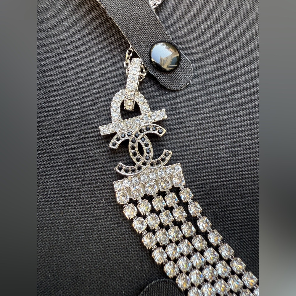 CHANEL 2022A SILVER TONE CC 19 LOGO WHITE BLACK CRYSTALS NECKLACE CHARM CHOCKER - Picture 14 of 15